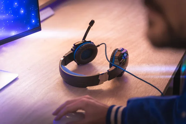 Professional Gamer Headphones Close Playing Video Game His Personal Computer — Stock Photo, Image