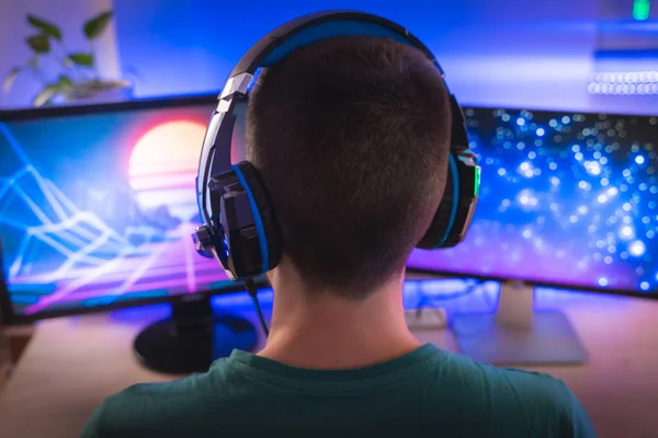 Jogador Profissional Jogando Videogame Seu Computador Pessoal Quarto Iluminado Por — Fotografia de Stock