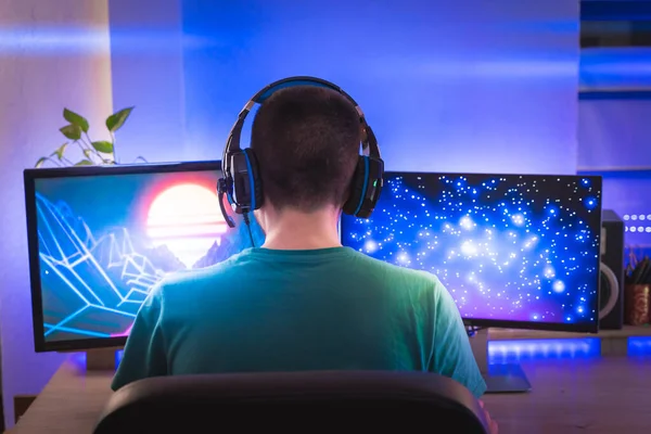 Jogador Profissional Jogando Videogame Seu Computador Pessoal Quarto Iluminado Por — Fotografia de Stock