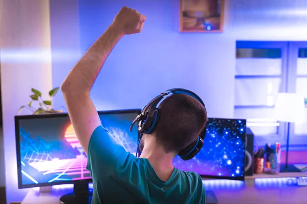Profi Játékos Videojátékot Játszik Személyi Számítógépén Ünnepli Győzelmet Szoba Világít — Stock Fotó