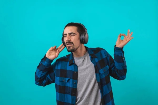 Ein Junger Gutaussehender Mann Tanzt Und Singt Lieder Hört Musik — Stockfoto