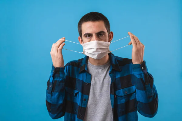 Portret Van Een Knappe Jongeman Met Een Chirurgisch Medisch Masker — Stockfoto