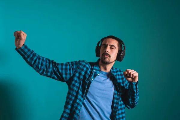 Jovem Homem Bonito Dançando Cantando Músicas Ouvindo Música Fones Ouvido — Fotografia de Stock