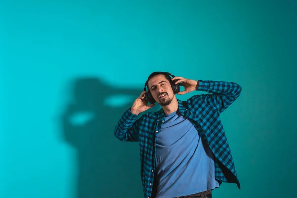 Ein Junger Gutaussehender Mann Tanzt Und Singt Lieder Hört Musik — Stockfoto