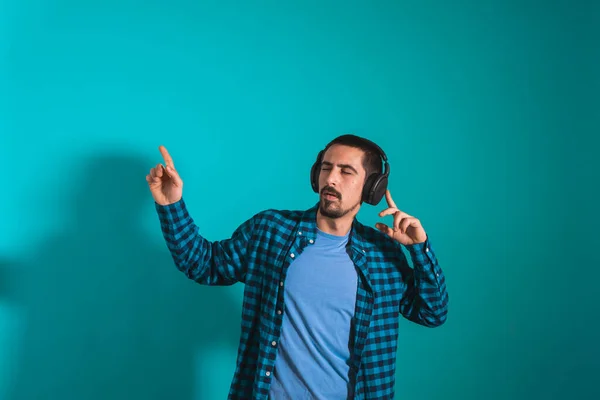 Ein Junger Gutaussehender Mann Tanzt Und Singt Lieder Hört Musik — Stockfoto