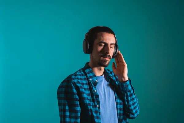 Ein Junger Gutaussehender Mann Tanzt Und Singt Lieder Hört Musik — Stockfoto