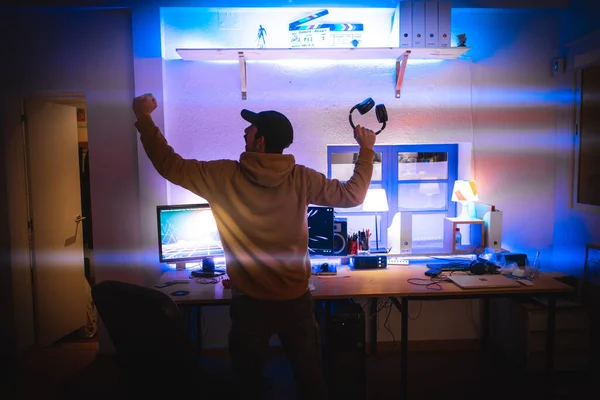 Jogador Profissional Jogando Videogame Seu Computador Pessoal Celebrando Vitória Quarto — Fotografia de Stock