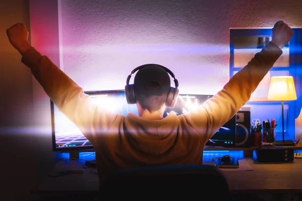 Profesionální Hráč Hraje Videohry Svém Osobním Počítači Oslavuje Vítězství Room — Stock fotografie