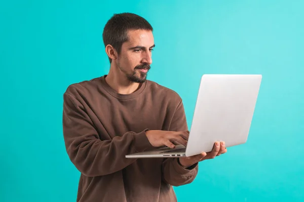 Joven Hombre Guapo Con Computadora Portátil Hablando Través Videollamada Aislada — Foto de Stock