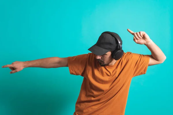 Jonge Knappe Man Die Danst Liedjes Zingt Die Luisteren Naar — Stockfoto