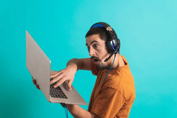 Jeune Homme Beau Avec Jeu Casque Gamer Isolé Sur Fond — Photo