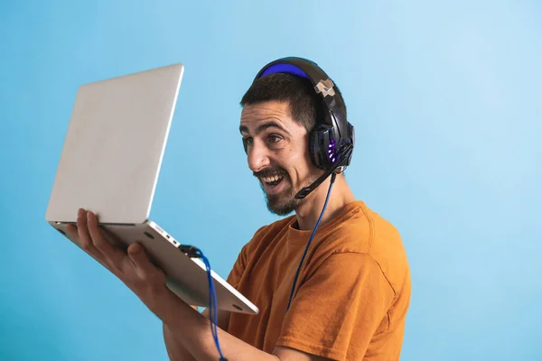 Junger Gutaussehender Mann Mit Gamer Kopfhörerset Isoliert Über Blauem Hintergrund — Stockfoto