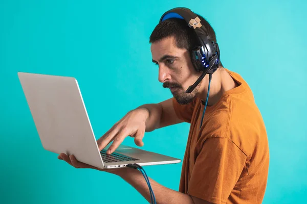 Jeune Homme Beau Avec Jeu Casque Gamer Isolé Sur Fond — Photo