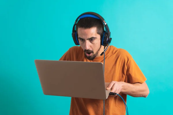 Jovem Homem Bonito Com Gamer Fone Ouvido Conjunto Isolado Sobre — Fotografia de Stock