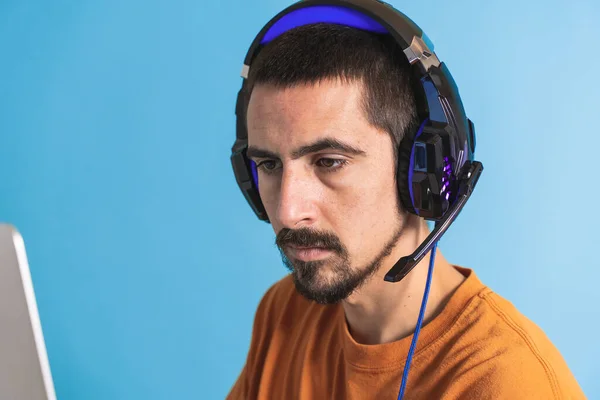 Young Handsome Man Gamer Headphone Set Isolated Blue Background Using — Stock Photo, Image