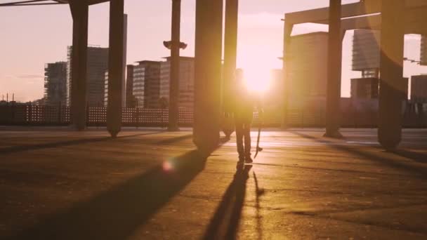 Jonge Coole Millennial Man Tiener Hipster Wandelen Met Zijn Skateboard — Stockvideo