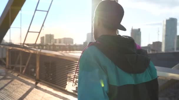 Jonge Coole Millennial Man Tiener Hipster Wandelen Promenade Strand Tijdens — Stockvideo