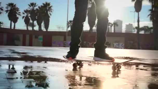 Jovem Homem Milenar Legal Hipster Adolescente Monta Seu Skate Praia — Vídeo de Stock