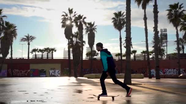 Joven Hombre Fresco Del Milenio Hipster Adolescente Monta Monopatín Playa — Vídeos de Stock