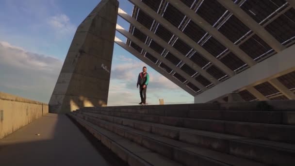Jonge Coole Millennial Man Tiener Hipster Rijdt Zijn Skateboard Boardwalk — Stockvideo