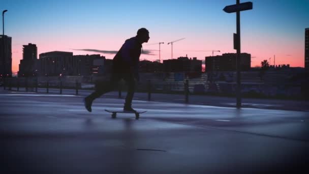 Junger Cooler Millennial Mann Teenager Hipster Fährt Sein Skateboard Auf — Stockvideo