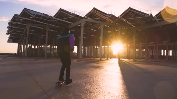 Jovem Homem Milenar Legal Hipster Adolescente Monta Seu Skate Praia — Vídeo de Stock