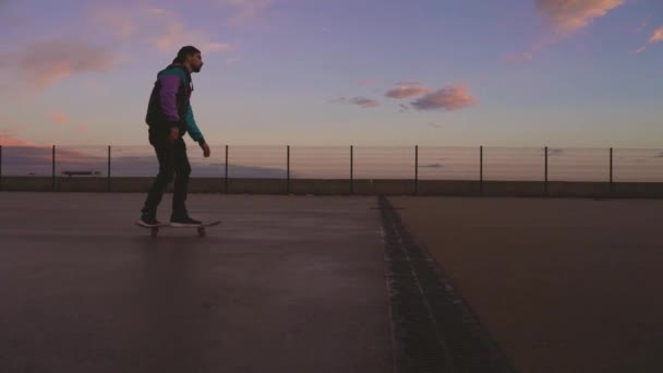Mladý Cool Tisíciletý Muž Teenager Hipster Jezdí Skateboardu Promenádní Pláži — Stock video