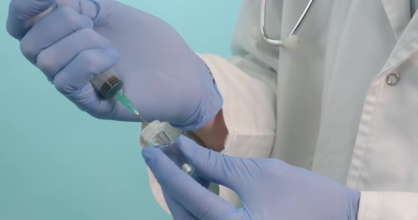 Mannelijke Arts Medisch Masker Met Injectiespuit Met Corona Virus Vaccin — Stockvideo