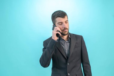 Mavi arka planda izole edilmiş telefonla iş konuşmak. Teknoloji ve finans kavramı. Metin için Boş Alan