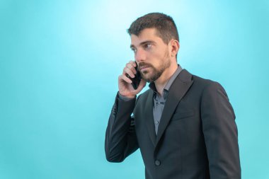 Mavi arka planda izole edilmiş telefonla iş konuşmak. Teknoloji ve finans kavramı. Metin için Boş Alan