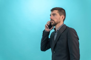 Mavi arka planda izole edilmiş telefonla iş konuşmak. Teknoloji ve finans kavramı. Metin için Boş Alan