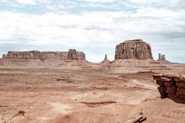 Anıt Vadisi 'nin afişi. Çöl panoramik manzarasının sıcak boho fotoğrafı. Navajo kabile parkı, Arizona ve Utah arasındaki sınırda. İnanılmaz ve renkli kayalar. Batı konsepti. 