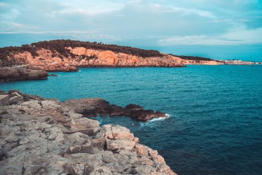 Dağların tepelerinde gün doğumu ve derin mavi okyanuslar.