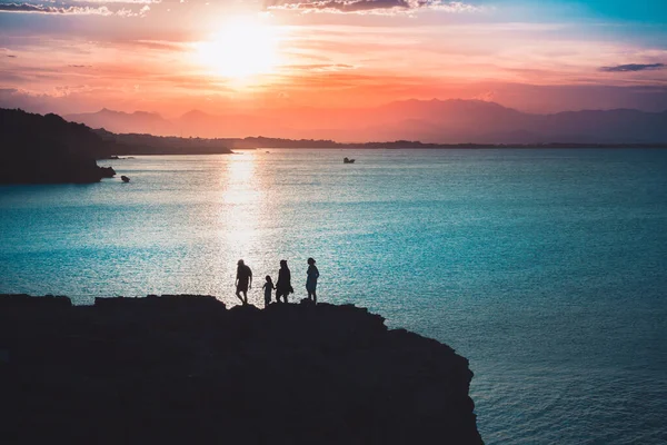 Silueta Familia Que Mira Una Vista Panorámica Del Sol Reflejándose — Foto de Stock