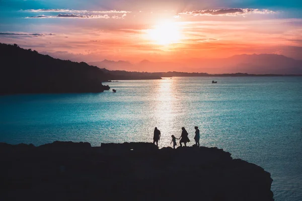 Silueta Familia Que Mira Una Vista Panorámica Del Sol Reflejándose — Foto de Stock