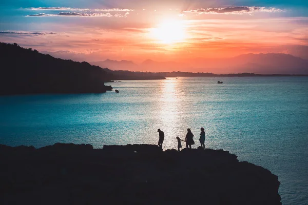 Silueta Familia Que Mira Una Vista Panorámica Del Sol Reflejándose — Foto de Stock