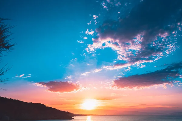 山と深い青い海の上に驚くほどカラフルな空の日の出 夕日の海の景色 — ストック写真