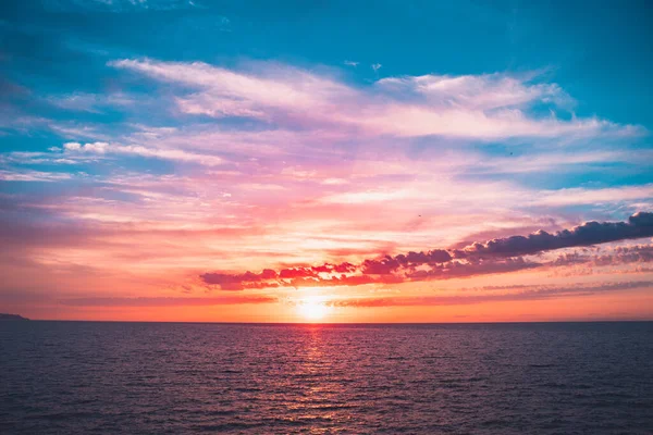 海で明るい美しい日の出 穏やかな海に反射する太陽の景色 — ストック写真