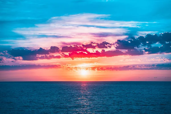 海上灿烂美丽的日出 美丽的阳光映照在平静的海洋上 — 图库照片