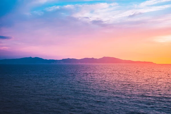 Increíble Amanecer Cielo Colorido Por Encima Las Montañas Océano Azul — Foto de Stock