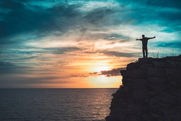 Ανθρώπινη Σιλουέτα Στέκεται Στην Άκρη Της Αβύσσου Κοιτάζει Θάλασσα Όμορφο — Φωτογραφία Αρχείου