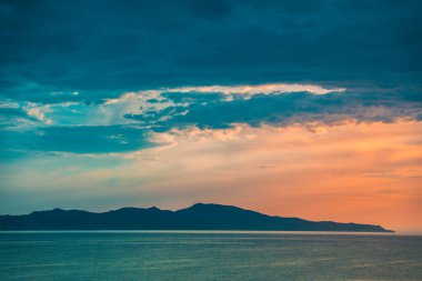 Okyanus körfezinin güzel manzarası. Dağların ve denizin manzarası. Renkli gün doğumu gökyüzü
