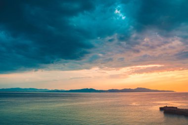 Okyanus körfezinin güzel manzarası. Dağların ve denizin manzarası. Renkli gün doğumu gökyüzü