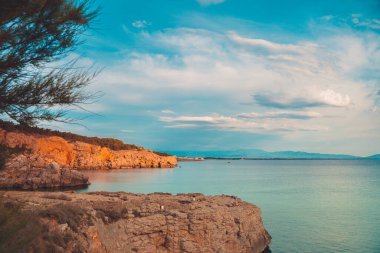Dağların tepelerinde gün doğumu ve derin mavi okyanuslar. Akdeniz kıyısı.