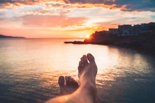 Punto Vista Hombre Joven Con Pie Desnudo Increíble Puesta Sol — Foto de Stock