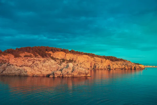Verbazingwekkende Kleurrijke Hemel Zonsopgang Boven Bergen Kliffen Diepe Blauwe Oceaan — Stockfoto