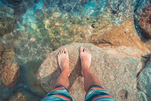 Punto Vista Del Joven Con Pie Desnudo Encuentra Agua Turquesa — Foto de Stock