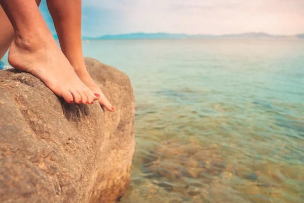 Joven Hembra Con Pie Desnudo Encuentra Agua Turquesa Playa Del — Foto de Stock