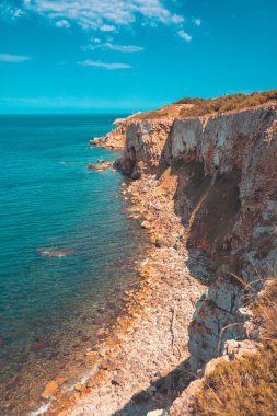 Altın dağ kayalıkları ve turkuaz Akdeniz su manzarası. İnanılmaz kayalık İspanya kıyıları. Katalonya kıyı şeridi