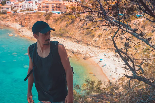 Jovem Viajante Épico Inspirador Vista Mediterrânea Costa Olhando Para Água — Fotografia de Stock